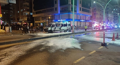 Diyarbakır'da seyir halindeki yolcu minibüsü alev aldı