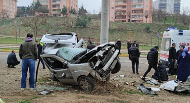 Elektrik direğine çarpan hafif ticari taksi hurdaya döndü: Bir ölü