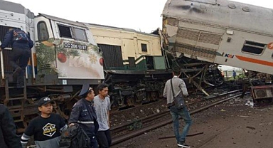 Endonezya'da iki tren çarpıştı: 3 ölü, 28 yaralı