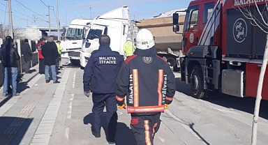 İki kamyon kafa kafaya çapıştı: 1 yaralı