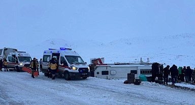 İranlı yolcuları taşıyan otobüs Ağrı'da devrildi: 10 yaralı