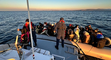 İzmir açıklarında 60 düzensiz göçmen yakalandı