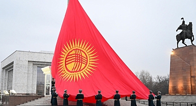 Kırgızistan, ulusal bayrağını değiştirdi