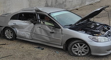 Kontrolden çıkan araç, yolda bakım yapan Karayolu aracına çarptı: 1 yaralı