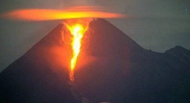 Merapi Yanardağı yeniden faaliyete geçti, binlerce kişi tahliye edildi