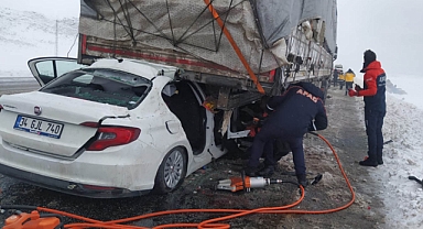 Otomobil tırın altına girdi: 2 ölü 1 yaralı