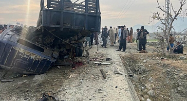 Pakistan'da polis aracına bombalı saldırı: 5 ölü 11 yaralı