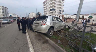 Refüje çıkan otomobilde bir kişi ağır yaralandı