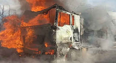 Seyir halinde yanan tır kullanılmaz hale geldi