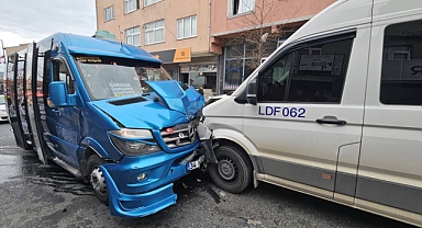 Yolcu minibüsü ile servis minibüsü çarpıştı: 2 yaralı