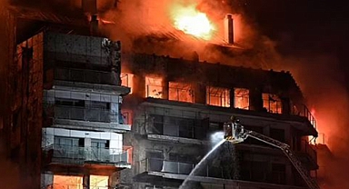 14 katlı bir binada çıkan yangında 7 kişi yaralandı