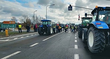 Çiftçiler Ukrayna sınırını trafiğe kapattı