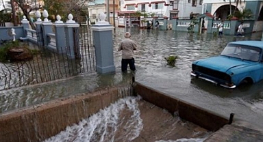 Deniz seviyesinin yükselmesiyle Havana sokakları göle döndü