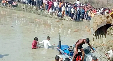 Hindistan'da traktör gölete devrildi: 8'i çocuk 15 ölü