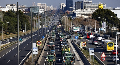 İspanya'da binlerce çiftçi yol kapatma eylemi yaptı