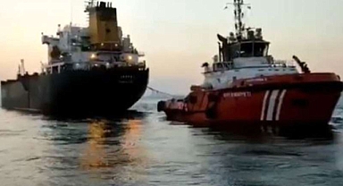 İstanbul Boğazı'nda iki gemi çarpıştı