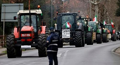 İtalya'da çiftçiler protesto amacıyla traktörleriyle konvoy oluşturdu