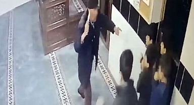 Kur'an-ı Kerim öğrenen çocuklara gürültü çıkardıkları için bıçak çekti