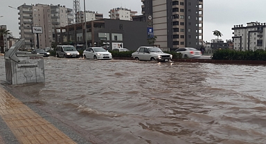 Mersin'de sağanak yağmur nedeniyle sokak ve caddeler su altında kaldı