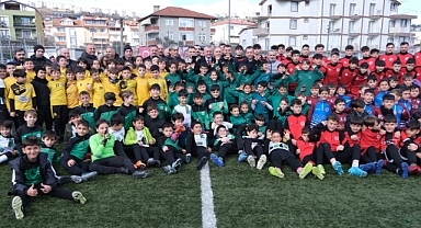 Minik futbolcular Büyükakın'a hünerlerini sergiledi