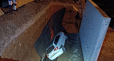 Otomobil 4 metrelik çukura düştü: 3 yaralı