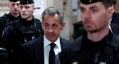 Sarkozy'e 1 yıl hapis cezası