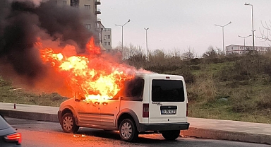 Seyir halindeki hafif ticari araç alev aldı
