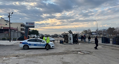 Tarım işçilerini taşıyan midibüs devrildi: 15 yaralı