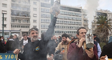 Yunanistan'da çiftçilerden sonra arıcılar da protesto düzenledi