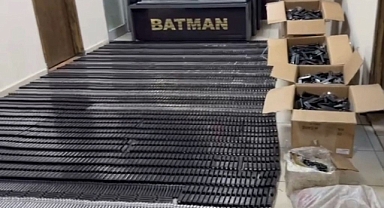 Batman'da ev baskınında çok sayıda silah malzemesi ele geçirildi