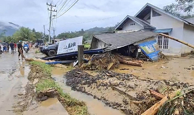 Endonezya'da heyelan nedeniyle 21 kişi hayatını kaybetti