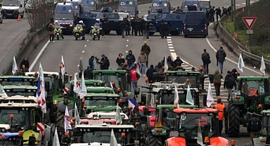 Fransa'da yapılan protestoda 66 çiftçi gözaltına alındı