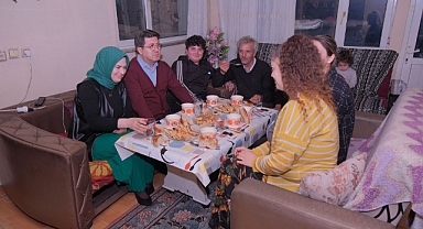 Mutlu komşularıyla iftarda buluşuyor