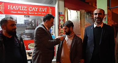 Türel yeni partililere rozet taktı