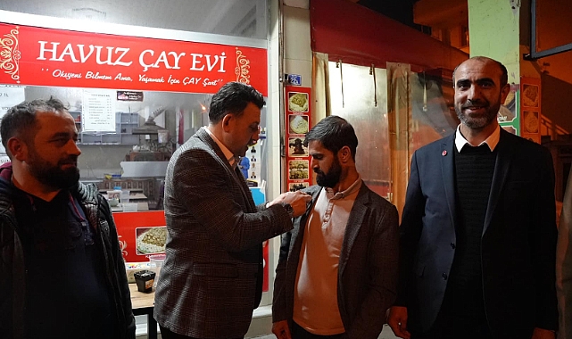 Türel yeni partililere rozet taktı