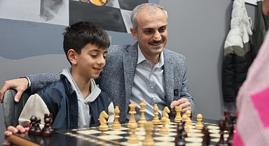 Çiftçi, Gençlik Merkezi’nde gençlerle buluştu
