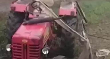 Devrilen traktörün altında kalan sürücü hayatını kaybetti