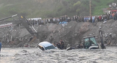 Sason Çayı'na düşen araçtakiler boğulmaktan son anda kurtarıldı