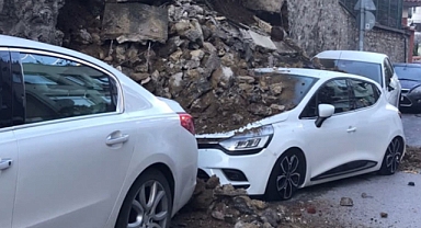 Üsküdar'da istinat duvarı çöktü: 2 araç hasar gördü