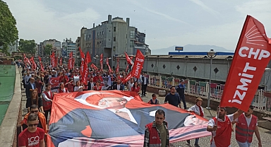 CHP yürüyüşte, gençlerin peşinde