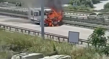 Hasta taşıyan ambulans alev aldı