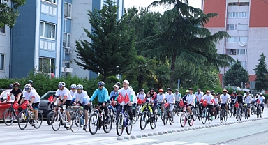 İzmitli bisiklet tutkunları pedallarını 19 Mayıs için çevirdi
