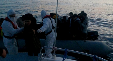 Yunanistan'ın geri ittiği düzensiz göçmenler kurtarıldı
