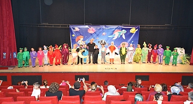 Gebze'de çocuklar Küçük Kara Balık oyununu sergiledi