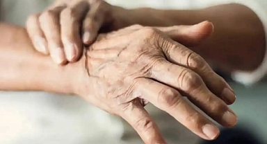 İstirahat halinde görülen el titremesi Parkinson habercisi olabilir!