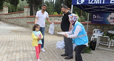İzmit Belediyesinden mezarlık ziyaretinde bulunan vatandaşlara defne fidesi