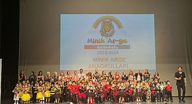 Miniklerin mezuniyet töreninde salon dolup taştı