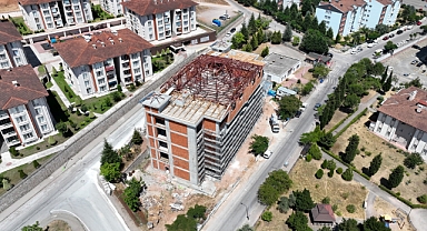 Derince Cemevinde çatı imalatı sürüyor
