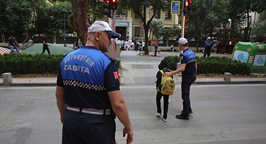 Büyükşehir Zabıtası görevde okul önleri güvende