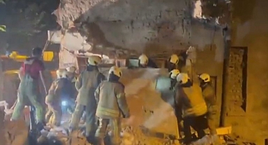 İstanbul'da 3 katlı bina çöktü: 1 yaralı